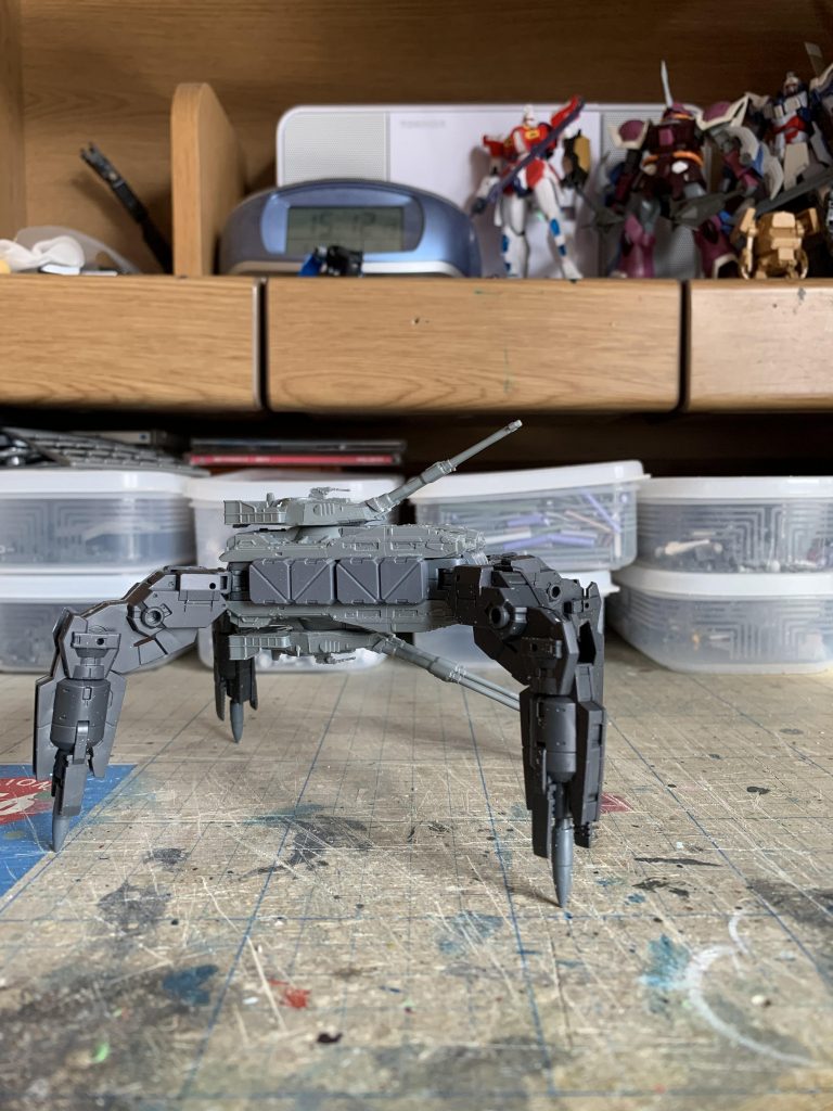 上下二つくっついてる方がカッコ良くないか？と思った瞬間、もう一つの61式戦車を加工してくっつけてました。