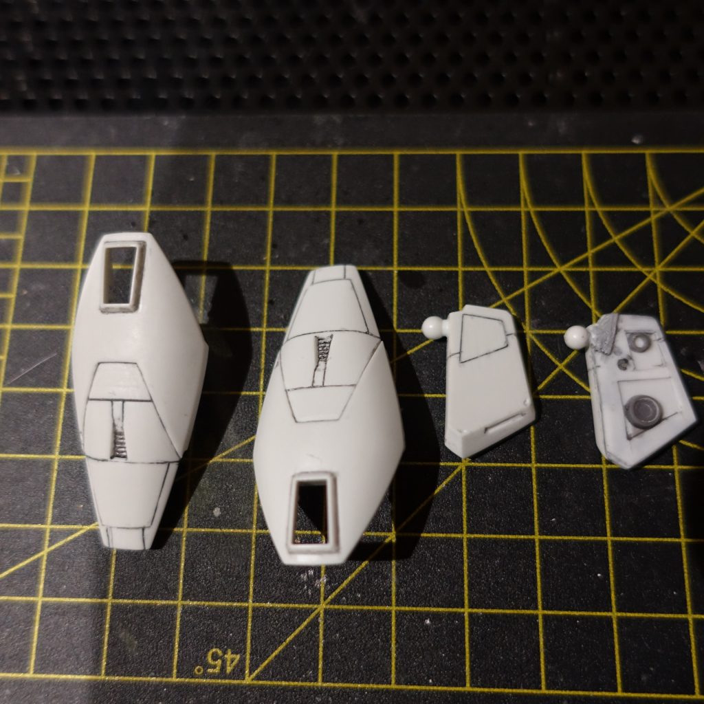 各部のスジボリ、装甲裏打ち作業