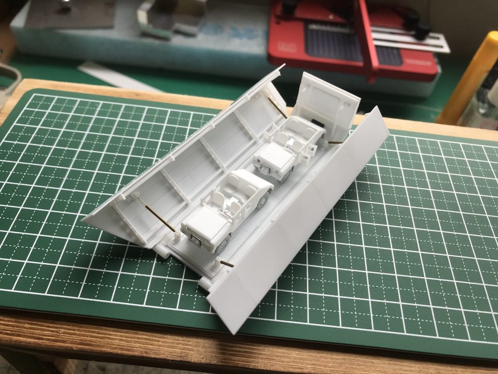 コンテナと軽装甲車はプラ板製