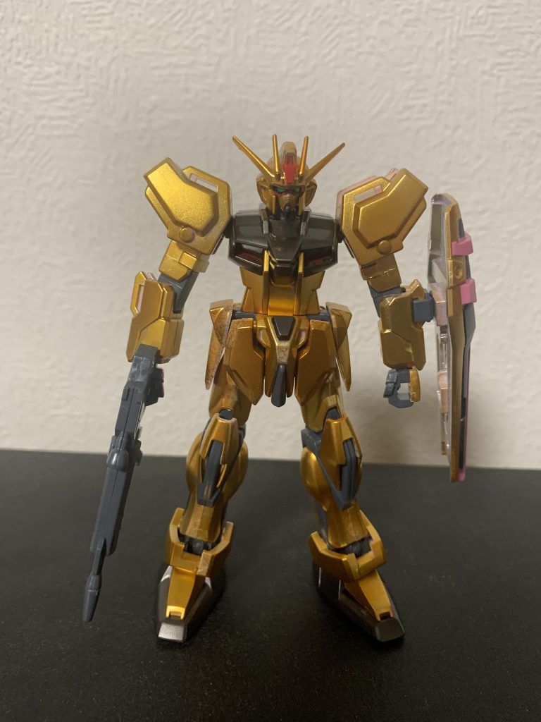 ルージュ本体。ガイアの赤もあるのですが、ボクの中ではバルトフェルト隊長は黄色のイメージでした。ですが、持ち合わせているガンダムマーカーの黄色系はメタリックオレンジ、、、一抹の不安を持ちながらピンクを隠す為に下地にシャインシルバーを噴いて上からメタリックオレンジを噴いたら案の定ゴールドになりました(汗)