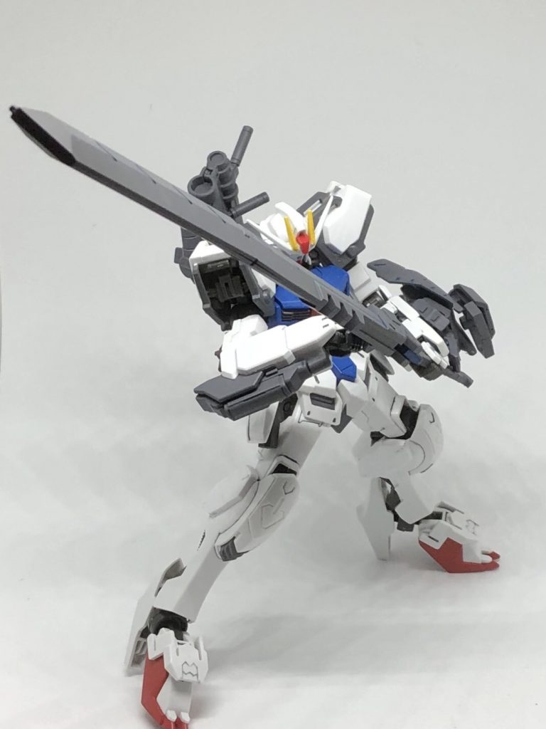 【ソードストライク ver.IRON-BLOODED】折り畳み式 デモリッション・ナイフを装備!畳んだ状態で叩き潰し、展開状態で敵機体を一刀両断にする!また、左腕部にサブナックルとアンカークローを装備!敵機体を掴み、引き寄せ、叩き切るっ!