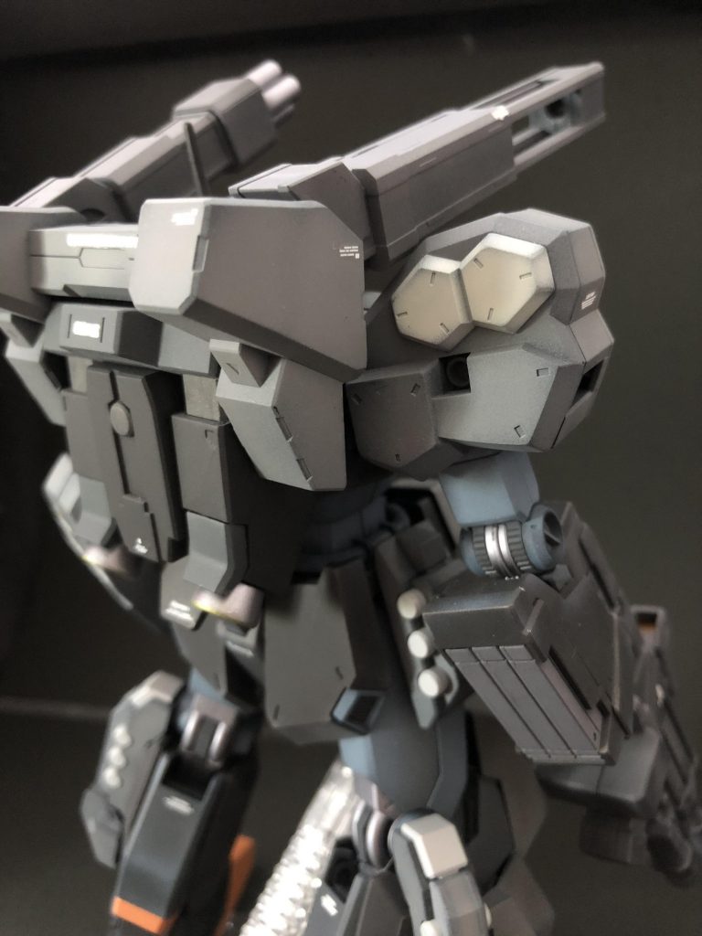 MGの細かなパーツ分割がカッコいいです。グレーと黒は複数使い分けて塗装しています。