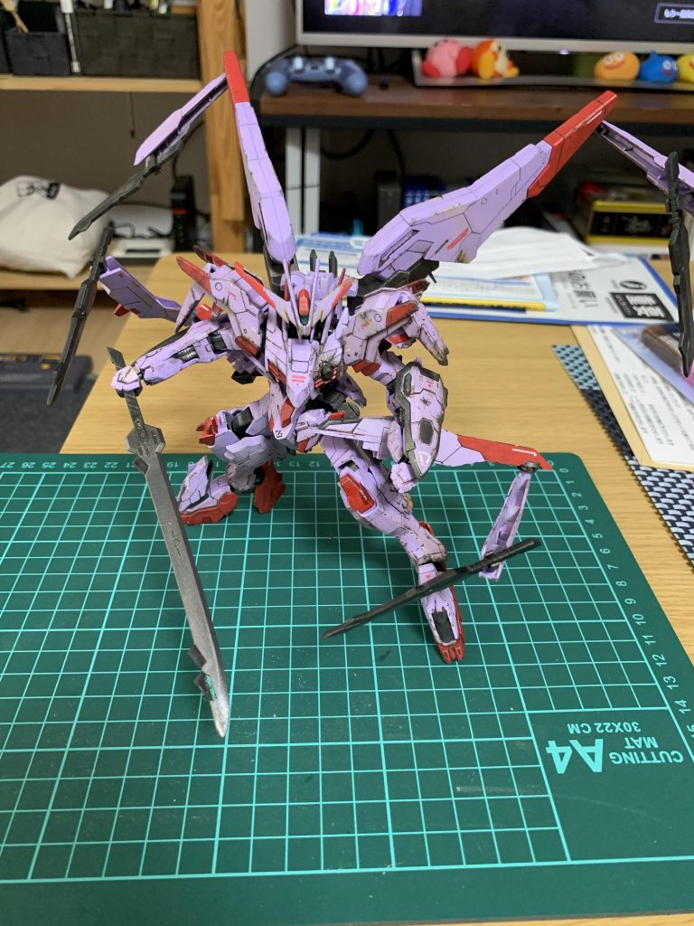 ポージングアームを展開するとマルコシアスはほんとにかっこいいです。ただ、腰のバインダーを左右反対につけてたのでおかしな事になってます。メインショットでは気づいて付け直してます。 