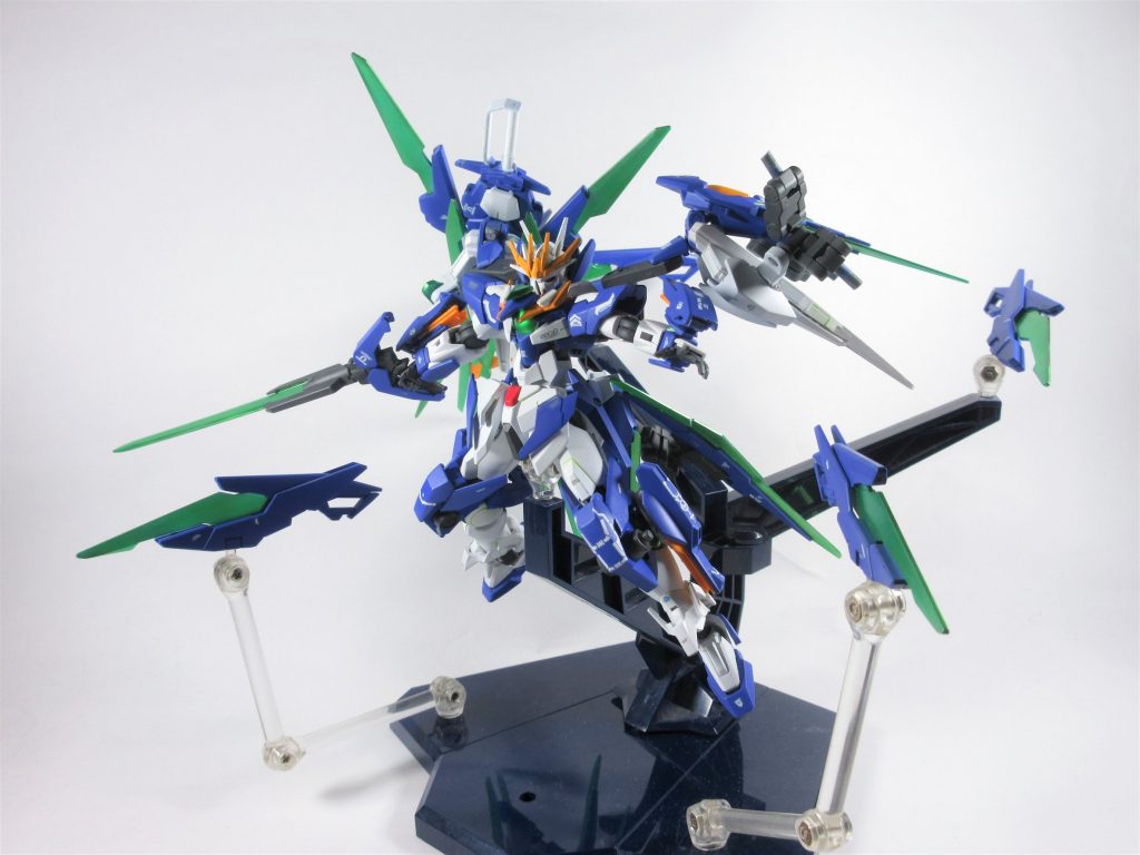 GNソードビット原型機同様の武装でA、B、Cの三種類が2機ずつの計6機装備されている。マウント位置がバインダーからリアアーマーへと変更されており、それによってマントのような見た目になっている(これは単にビルダーが見た目的に好きだからという理由でこの位置にした)性能は改造により向上しており、基本的な運用方法は変わらないものの彼はビット系の武装の操作が苦手な為攻撃用としてのマニュアル操作では同時に4機ほどしか扱えないその為基本的にGNフィールドを展開する防御兵装か(武装としてGNフィールドが登録されているのでマニュアル操作の必要がない)かGNソードⅤとの合体機構の為に装備している節が強い。GNソードビットⅡ本機オリジナルの武装本来のGNソードビットが装備されるバインダーに計4機装備されいる。従来のソードビットに比べてかなり大型化しており、手持ちの武器として考えた時の有用性や、スラスターの増加による扱いやすさの向上に加えて、4機でのGNフィールド展開が可能であるなど総合的な性能は向上しており、グラビカルアンテナとしての役割も兼任している為後述のモードには欠かせない武装となる。