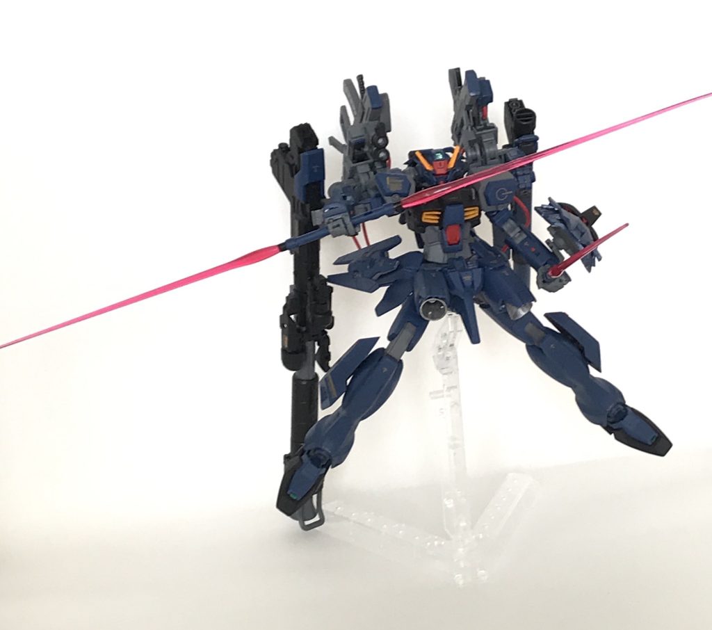 ウェポンパックに搭載されたビームサーベルは2本でビームナギナタに。