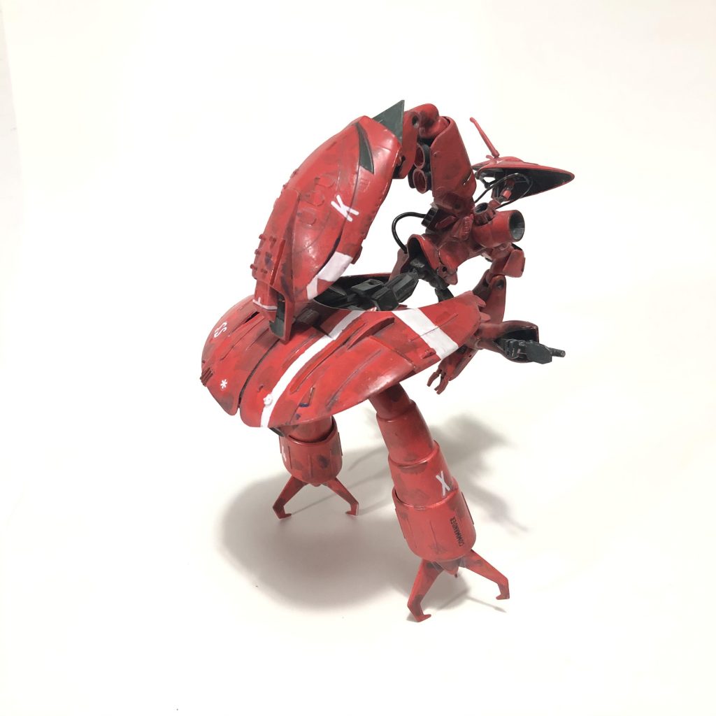 変型上半身を90°捻って180°底面まで倒れて完成差し替えは無しでとてもシンプル。