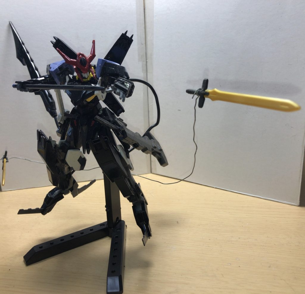 アケローン:足部のブレードのこと  蹴りと合わせることで初めて切れ味を持つ。ローザリオ:刺突剣のこと  ハデスの持ち手部分も担っているこの武装は装甲の間や関節を攻撃するのに適したものとなっている。レーテー:背面の2本の剣のこと  乱戦時によく(2本セットで)使われ、ビットとしても使える万能な武装でこれを扱える擬似人間は後の正式パイロットに選ばれる1人だけだった。