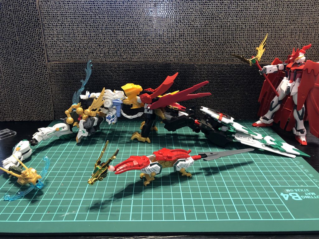 制作工程この時点では四体合体ですが(´д` ;地味なこだわりですが、左から東西(中)南北になるような並びにしてます。一番変形に苦労したのは白虎で、胴体と前脚になるようにするのは結構大変でした。以上、黄龍とその仲間たちでした。Twitterの企画に間に合わせようと躍起になったり、焦ったせいで所々雑になったり、完成したらしたで写真を撮るモチベーションがなかなか上がらなかったり…(あとは他作品のミキシングが楽しくてこっちが進まなかったり、など)まあいろいろありましたが、なんとか完成・公開することができました!ギミック詰め込めるだけ詰め込んだ、四神シリーズの集大成、いかがだったでしょうか?いいね、感想など、どしどしご投稿ください!お待ちしております(*^o^*)次回、四神シリーズ最終作?となる麒麟!?または、四神とは関係ない作品が出来てしまうのか!?次回を待て!(`・ω・´)ここまでご覧いただきありがとうございました!