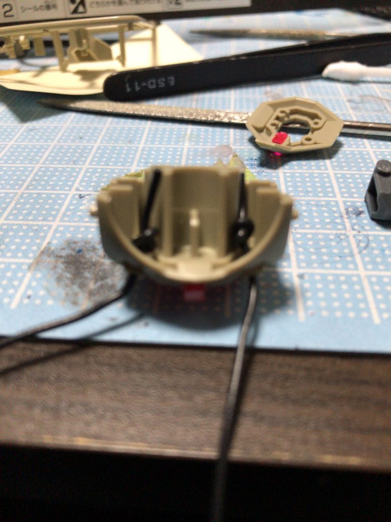 リード線の装着方法です。背中側に当たるパーツに穴が空いており、先端を結んだリード線をその穴に通し、超大型ビームサーベルに繋げる。といった形です。こういったものだと左右の長さを揃えたくなってしまうので今回は一発で決められて安心しましたw