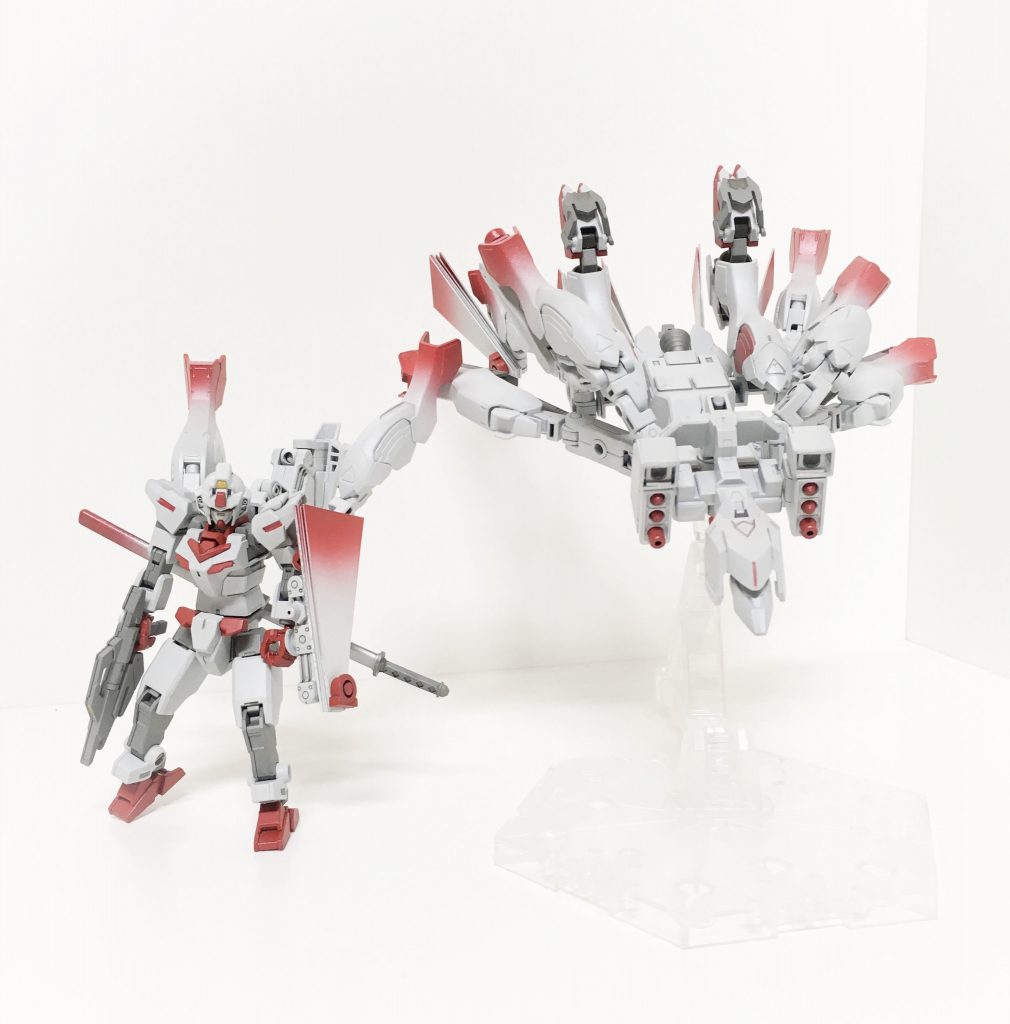 コアガンダム&飛尾参番と伍番の尾を装備したコアガンダムとその他の尾を受け持つサポートメカ。