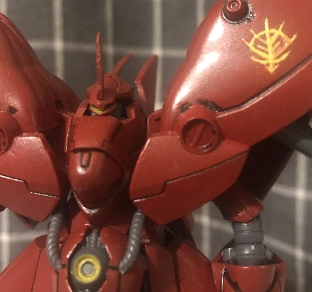 モノアイが元キットになかったので、Hアイズのちっちゃいやつを無理やり挟みました。ジオンマークも手書きです。ブレードアンテナは、HGUCケンプファーのシュツルムファウストを切って作った気がします。