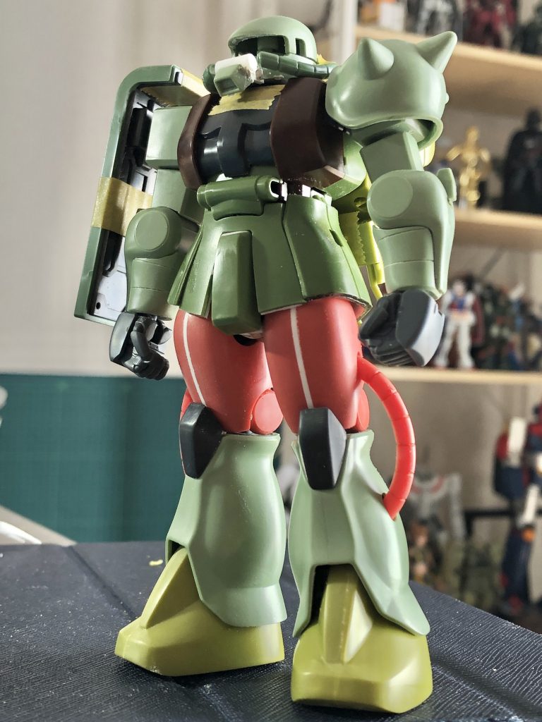 パーツの加工がだいたい終わったところです。あちこち細かく調整しています。特に初期の設定画に寄せるための調整が多いですね。・左肩アーマーを小型化し、スパイクの先を丸くしました。・肘と膝後ろは四角い関節パーツを使わず、プラパイプで丸い関節を作って仕込みました。・胸の黒いパーツは下部を2mm削って取付位置を下げています。・フンドシは前に出過ぎていると感じたので5mmくらい切って引っ込めています。・キットの股関節は幅広でガワラ立ちが決まらないので、幅の狭いものを新造。・スカートは裾を2mm程度切って太ももが長く見えるようにした上で、プラ板を裏打ちして厚みを増しています。・太ももはHGUCザク（1mm幅増し）、膝アーマーはオリジン版高機動型ザク（加工して使用）、脛はHGUCザク（2mm幅詰め）、足先はザク・マインレイヤー（2mm幅詰め）。 