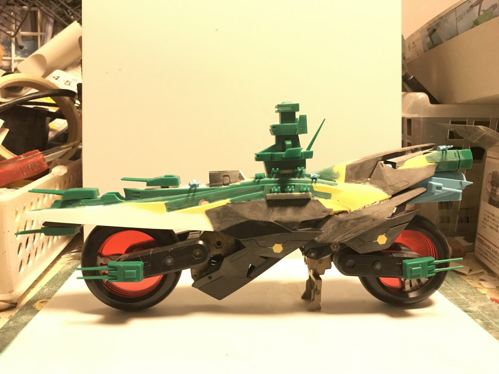 マゼランの艦橋はメイン、サブの２つで、アドラステアは3つだったからサイドブリッジを加工して3つにしました船体のバランスを見つつ流線形に、まさにバイクちょうどスタンドが有り自立しました^_^