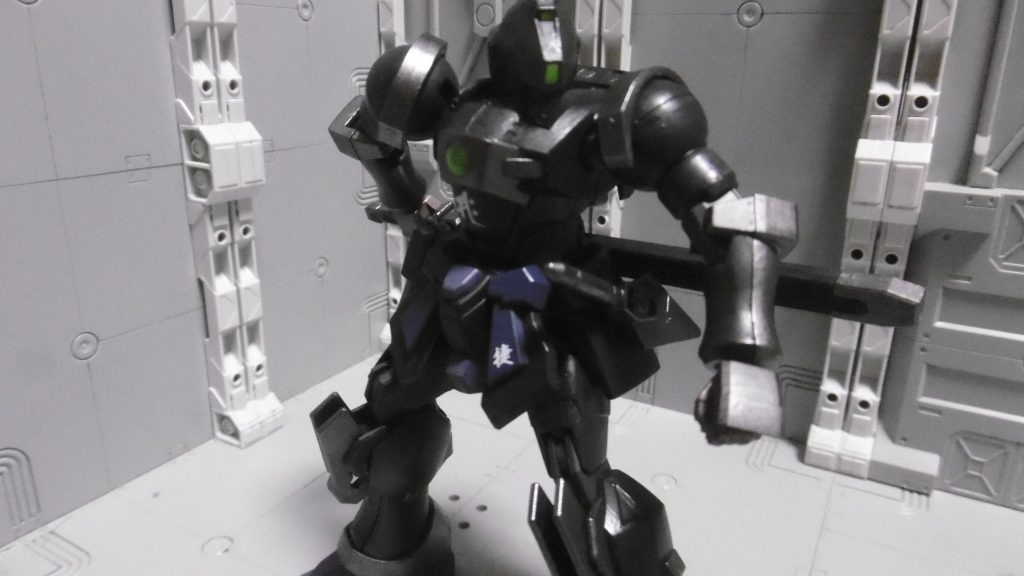 腰マウントだと抜刀モーションも楽に取れますね。本体のメインカラーは黒ではなく、黒に限りなく近い灰色を使っています。これは黒だと月明かりに反射して陰影がくっきりと出てしまう説(忍者マンガ作品にも多め)からであり、敢えて真っ黒にはしていません。