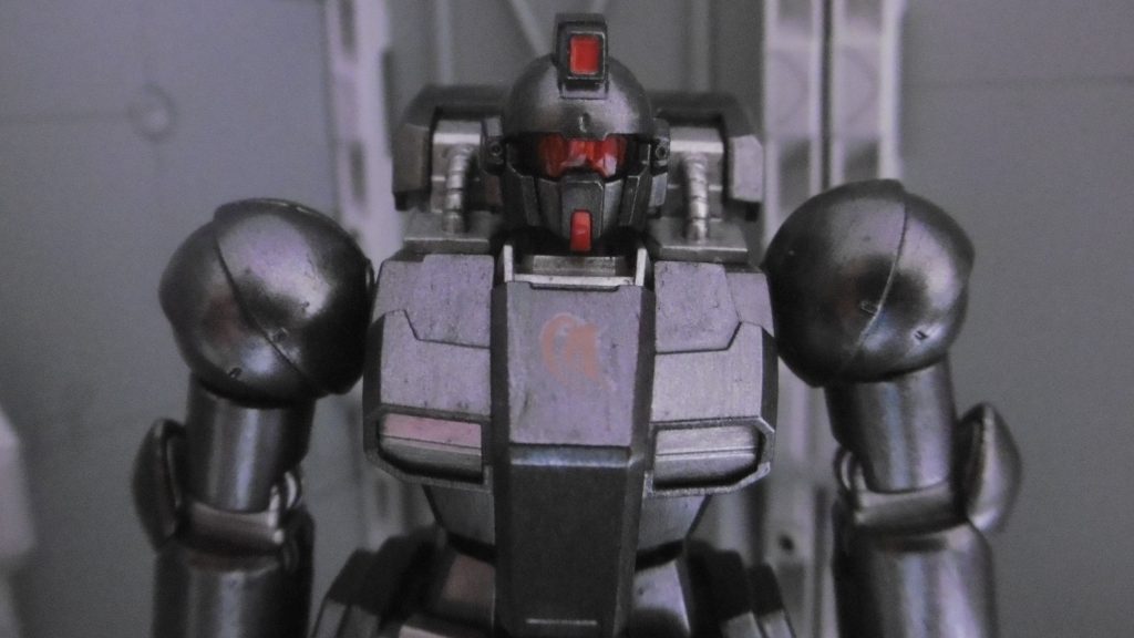 胸部には「増大したもの」を表す梵字【増長天】で忍術を強化。頭部はEXAM暴走状態に固定していますが、実際に発動するのはEXAMではなく『アーマード・コア』シリーズの3系に登場する「OP-INTENSIFY」に置き換えています。機体名インテンスの由来はココから来ており、早い話が誰でも強化人間化。その性能もAC作品のをMS向けに応用しています。具体的には、【メリット】・地上戦闘適応(回避率UP)・移動性能強化(移動速度を大幅UP)・冷却機能強化(熱暴走率の低下&排熱量増加)・旋回機能強化(旋回の効率化)・射撃補正機能を強化(射撃命中率UP)・推進器効率性強化(消費エネルギー半減)・ステルスセンサー追加・ビーム格闘に光波攻撃を追加・格闘兵器の命中率向上 【デメリット】・性格変更(狂乱に補正)・アシムレイト(ノーシーボ効果のみ)本来はデメリット無しですが流石に強すぎるため、調整で独自にデメリットを追加しました。狂乱への補正は、NINJA好きな方々は基本的にハイテンションな傾向ある(私見)ので概ね問題ありませんが、アシムレイトは限界稼働時間に直結し、戦闘が長期化するほど不利に陥る仕組み。