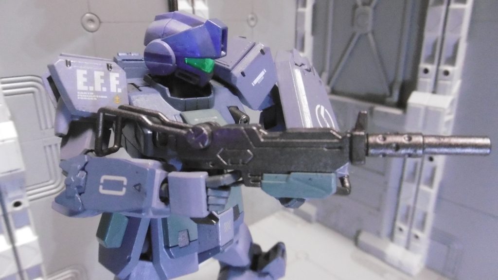 １００ｍｍマシンガン＋小型シールド（共にＥｚ８の物）による標準的な装備にしています。前腕のビームダガー（ＨＧ ジム・ガードカスタム）は使わず、ただのアームガードとして機能。射撃武器は胸部バルカンと１００ｍｍマシンガンのみですが、マシンガンは予備マガジンを２つ持つため継戦能力があり、まとめて弾が当たれば火力にも期待できます。これらも偽装のための仕様です。バズーカ砲やレールキャノンでは重く取り回しも悪く狙われ易い要因でもあるため、使用を避けています。