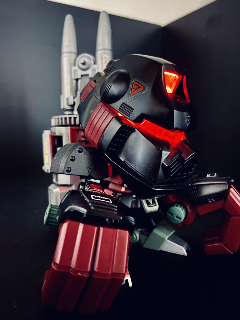 ‥成功、と言って良いのですかな？ええ、ゾイドと異世界のメカを融合させることそのものはね。ただ、本来の目的はこちらの世界へガンダムを引き込むことでしたが。まぁ行き方が分かれば、帰り方も自ずと分かるというもの。エコーには不憫なことをしましたがね。もともと、死に損ないが機械に繋がれていたもの。あちらへの尖兵としてはこの上ない。手始めにあのG-ARMSとか言う連中をいただくとしよう。。続かない。笑・アイアンコングモード。アイアンコングはこちらの世界へ来た時、既に壊れていた。ただエコーを守るというプログラムはいつしか、他の生命の殲滅を持ってその目的を達しようとしていた。