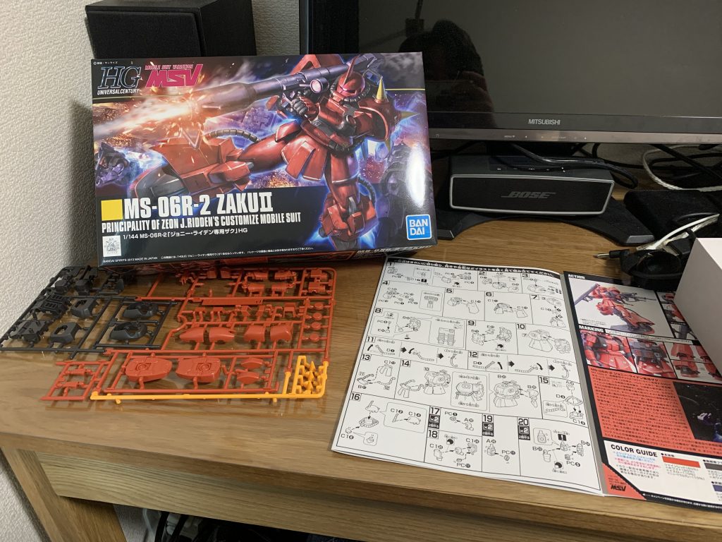 作業机は書斎という名の寝室です。気軽に初めたガンプラ製作。だってガンプラは所詮数千円で買えるし、お手軽なので、安くていい趣味じゃないですか。でもこの考えが今後地獄へ向かっているとは思いませんでした。