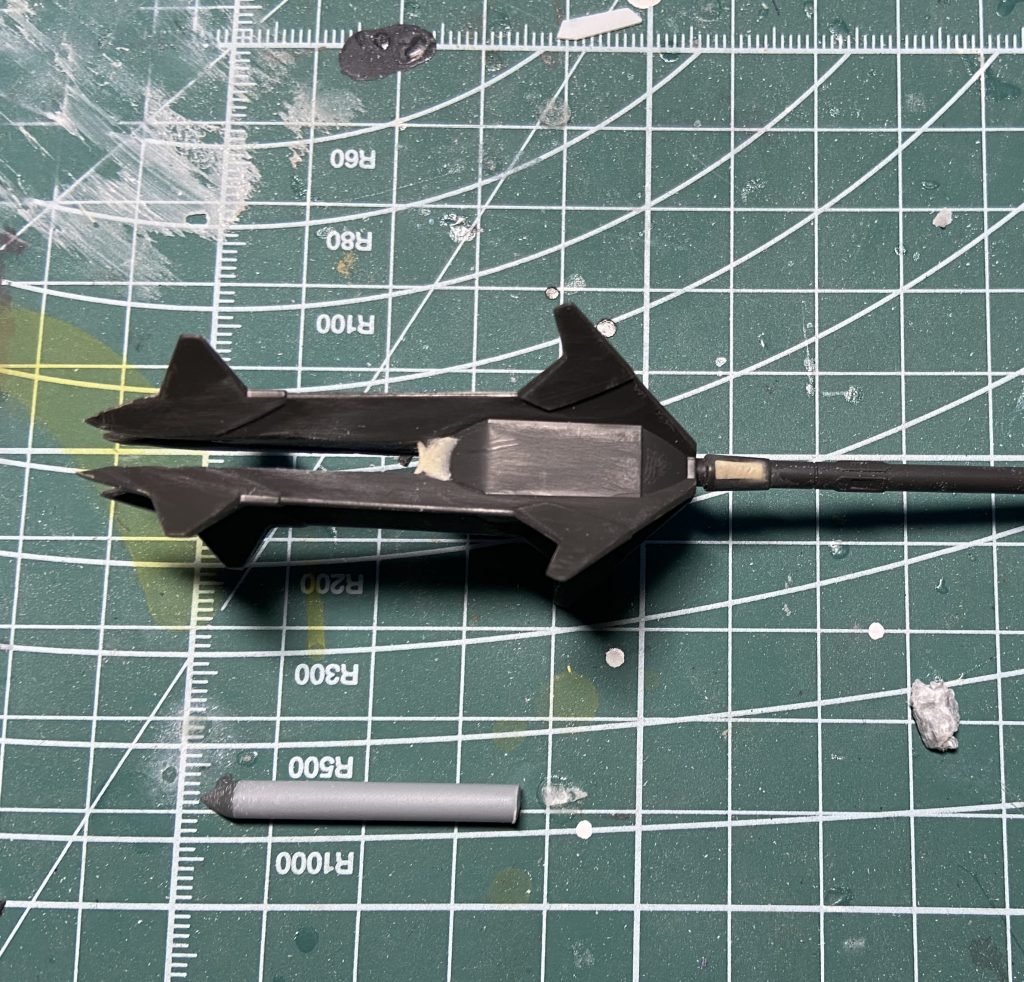 付属のメイスは中央部を切り取りプラ棒とスパイクパーツで別パーツ化しました。