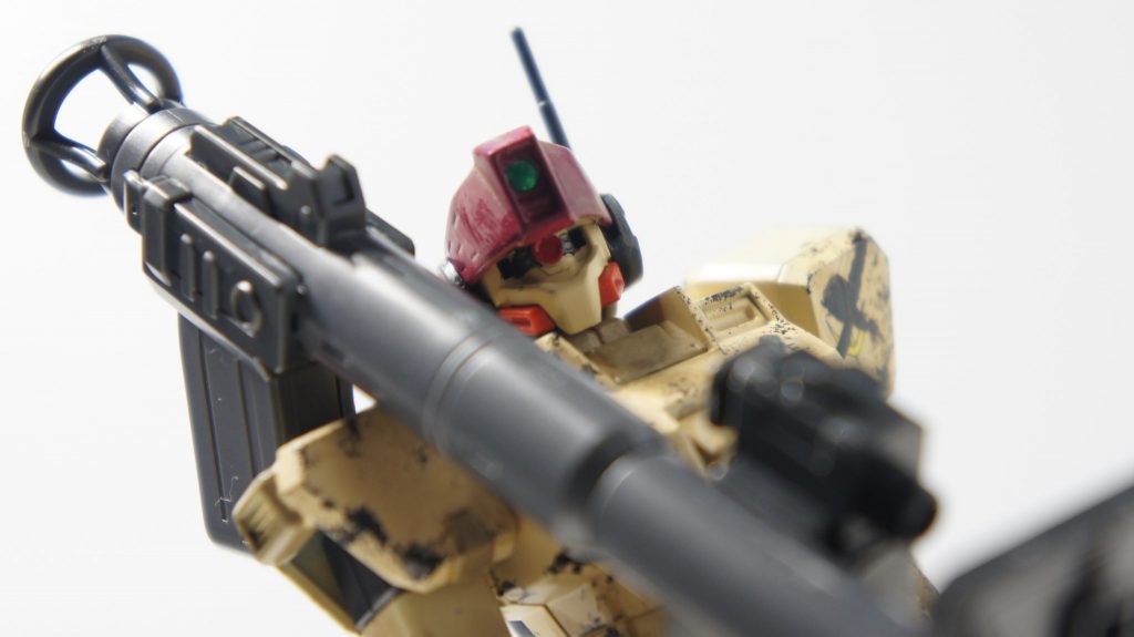 普段は頭部バインダーを下げた状態で移動をしますが、バインダーを開くと、ジムのバイザーが撤去されており、ジオン製モノアイへの換装がなされています。