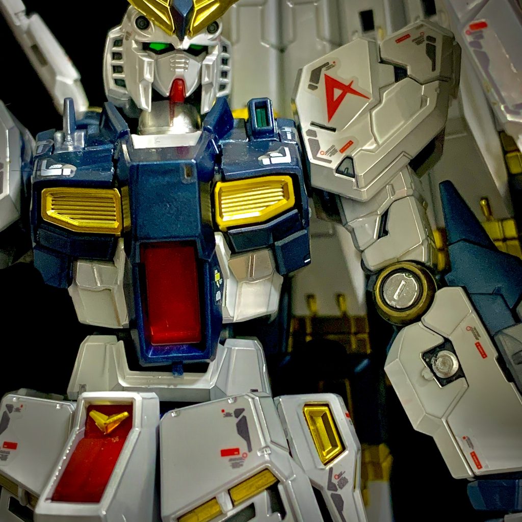 TITANIUM FINISH...定価の時点で値段が高いだけある。金のメッキ塗装も奇麗だがまあシナンジュさんにもあったので特に驚きはしなかった。でも白のパーツがヤバい。多分シルバーメッキの上から平の部分だけクリアーホワイトを重ね塗りした感じで、スジ彫り部シルバーできらきらしとる。前回から相棒になったガンダムマーカーを使わなくてもヤバいもんが出来上がるんじゃと思いながらも、内部パーツの部分は特に特殊塗装というわけでもなさそうなので控えめに金銀を塗っといた。