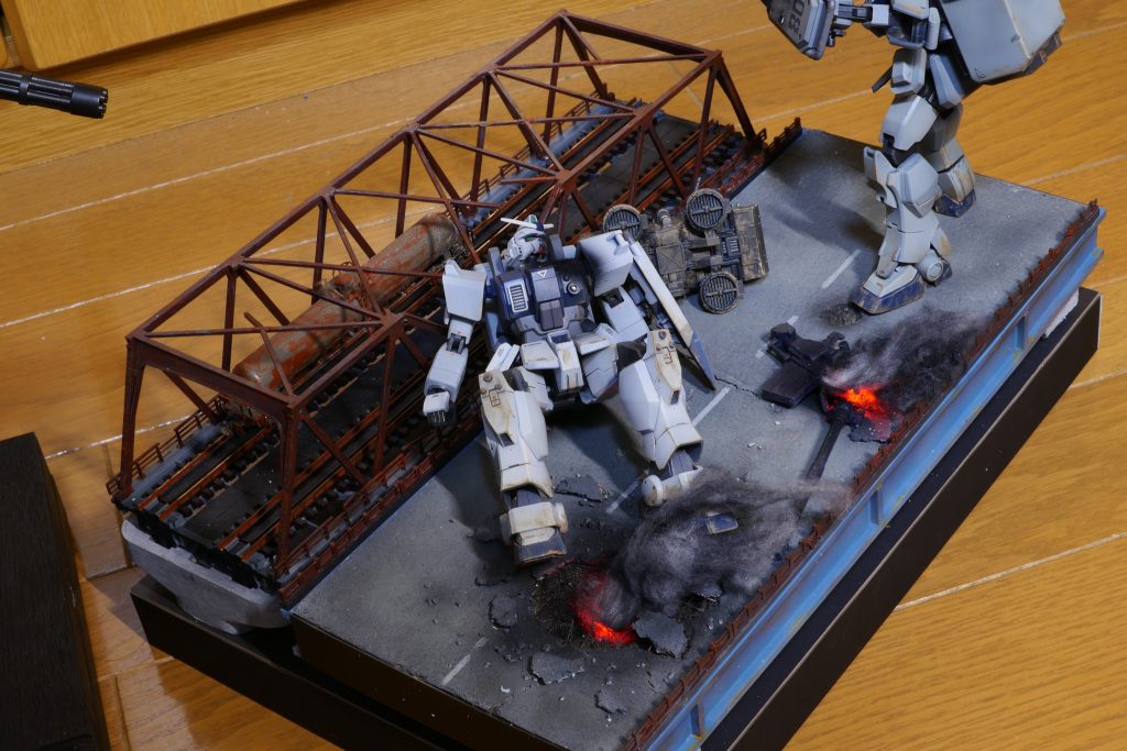 道路(橋)部分はスタイロフォームをベースにコルクとプラ材で作成しました。