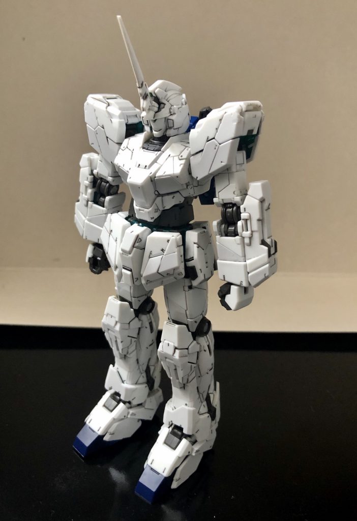 追加装備を全て外した状態でデストロイモー(バックパックつけ忘れ)と、ユニコーンモードこうしてみるとかなり印象が変わる機体です