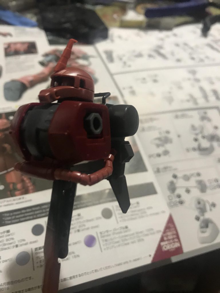 黒い三連星のザクを使えばこの工程は省けますが、ベースは今回はシャアザクなのでこの工程が必須となります。やり方としては、背中側のピンを切り取り、バックパックの方の穴の感覚に合わせる様に、背中にピンバイスで穴を開けた後、ランナーを差し込んでます。