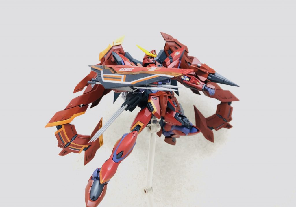 トリケロス攻盾システム本機の右腕に装備された複合武装で、対ビームコーティング処理が施されたシールドの裏面にビームサーベル、50mm高エネルギーライフル、ランサーダートを搭載している。50mm高エネルギーライフル中距離用の射撃武装。多少の強化があるため、オリジナルのブリッツのものより威力がやや高い。ビームサーベルレーザー砲直下に固定装備されたビームサーベル。固定装備の為、盾ごと振り回す形で使用する。