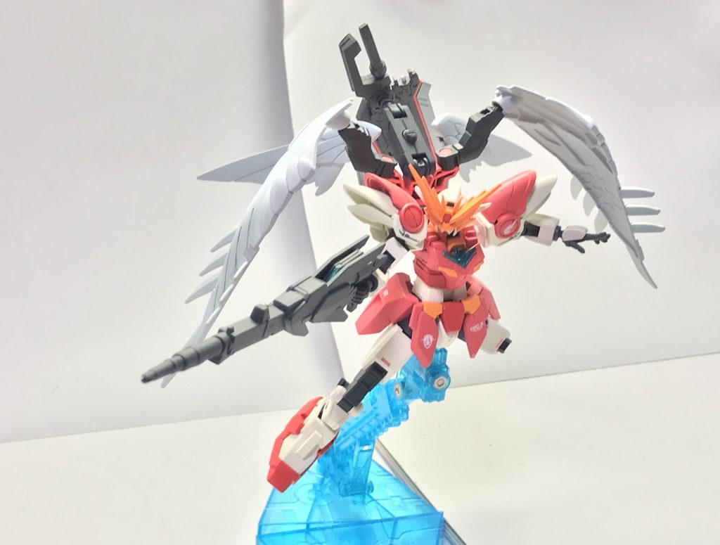 コアバスターライフル・フェアリィ。原型機において貧弱だった中長距離戦の性能を補完するためにコアスプレーガンのアタッチメント機能を活用して制作した追加装備であり、単射と照射を使い分けることで射撃戦での圧力をかけていくことが可能な武装であり、またアタッチメント部分にもドラグーン化加工が施されているのだが少女がドラグーン操作をあまり得意としていないのと「ドラグーンシステム・ファクトリーカスタム」が高い補正値を与える代わりに一切のオート操作を不可能とするピーキーなシステムだったため使われることはほぼない。