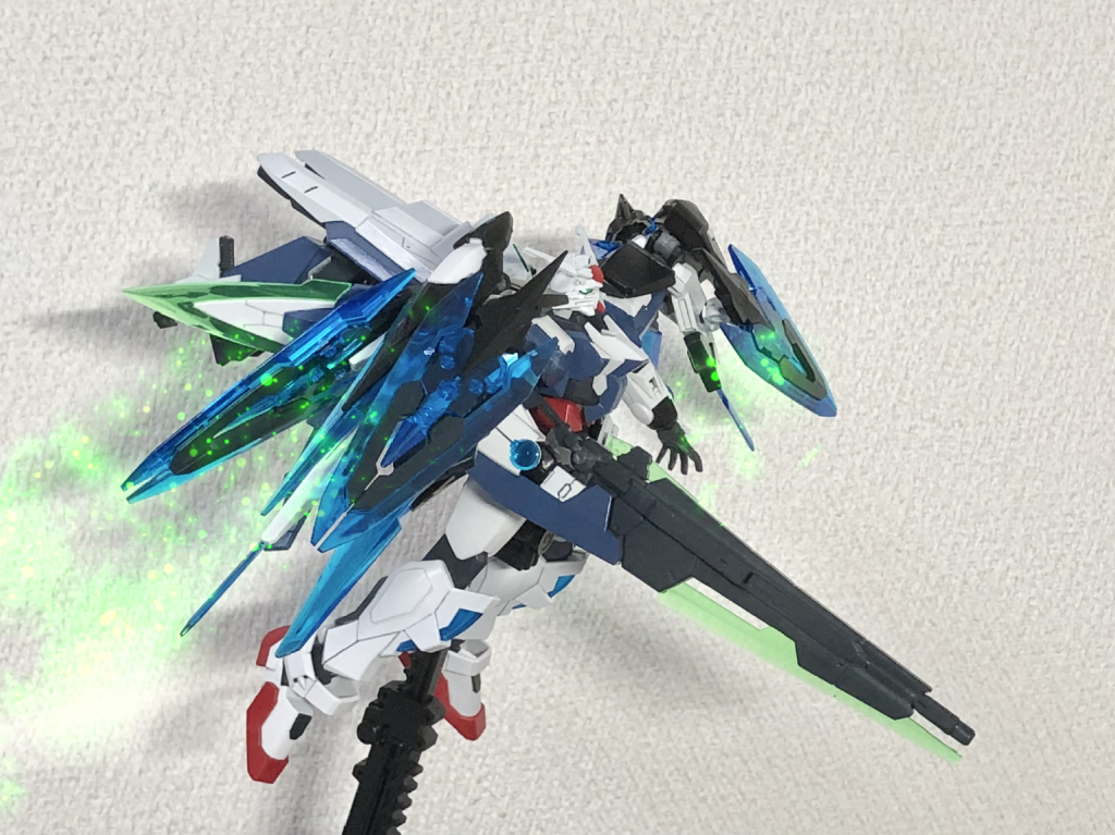 カメカメ言われて本人もカメっぽく見えてきてしまい遂に名付けは折れてしまったものの、それでもカッコ良さを残したかったのでカメさん改め、古典ギリシャ語でカメの意味の『ケリス』ユニットとなりました。本体バインダー内のツインドライヴに加え、このケリスユニットのＧＮドライヴを接続することによって合計３基のトリプレットドライヴシステムを搭載してます。ここで由来の伏線回収。この機体名の『エリニス』は、ギリシャ神話の復讐の女神達であるエリーニュスからとってます。機体本体のドライヴには〈アレークトー〉、〈ティーシポネー〉が、ケリスユニットのドライヴには〈メガイラ〉の三女神の名がそれぞれ冠されています。エリーニュスが親殺しや偽証など法を犯した罪を厳しく追求し、その罪人を地の果てまで追い詰めて苦しめる復讐神として位置付けられています。ブレイクデカール事件後でもたびたび発生している不正行為を取り締まる自警団フォースのフラッグシップ機として、その逸話を機体名に充てがってます。不正プレイヤーが例え地の果て宇宙の果てまで逃げようとも追い詰めて、被害に遭ったプレイヤーの敵討ちを取る事をフォースの理念として掲げています。 要は必殺仕事人？ＯＯ作品のたくさんのガンダムでほとんどの天使の名前を使いきってしまっており、無理くり使えそうなエリーニュスの三女神をＧＮドライヴ３基搭載の設定に繋げました。機体型式番号のＴは実はツインではなくトリプレットのＴです。 