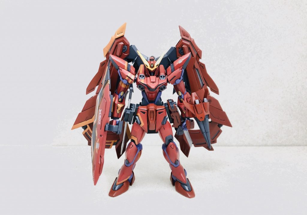 本機もライブラリアンのネブラブリッツ と同様にストライカーパックシステムが搭載されており、マガノイクタチストライカーが装備されている。敵機に触れずに強制放電が可能となる仕様については、機体の稼働エネルギーの消費を抑えるためオミットされた。また、VPS装甲を採用し本体およびストライカーパックの右側にオレンジのラインが浮かび上がる(のは、設計士の趣味であって能力の差はない。)ライブラリアン仕様の機体のように量産機ではないため、ミラージュコロイドテレポートの機能はないが、通常のミラージュコロイドステルスについては問題なく使用可能。