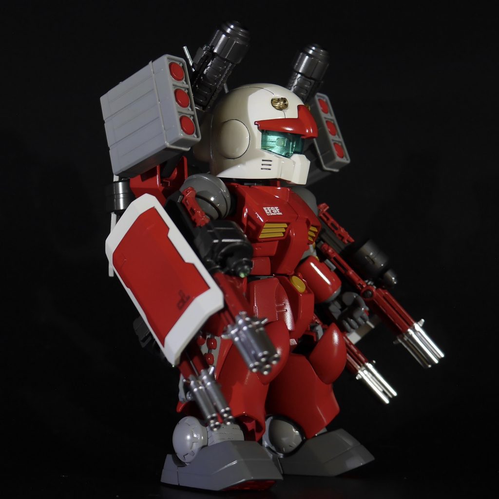 追加武装で斜めから😬フルアーマーユニコーンをイメージして追加武装を❗️ガトリングシールドを取り入れたくてオリジンのガンキャノンのシールドを使用。サイズ感が合うようにガトリングの短縮もしました。