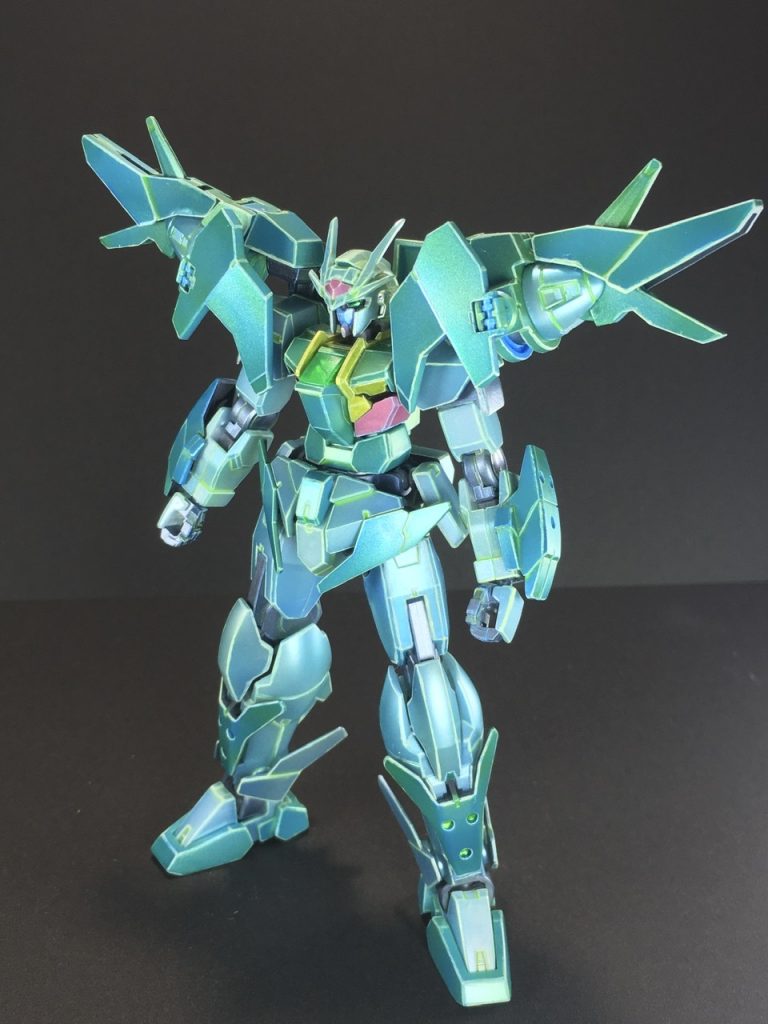 ガンダムダブルオースカイ ハイヤーザンスカイフェイズ(長い!)をGN粒子をイメージした色でパール塗装しました。機体が光ってる風にしたくて、モールドは黄緑で、エッジにはほんの少し緑を加えた白で強調しています。元からしてカッコ良すぎる機体なので、エッジ強調以外は基本素組みです。整形色を活かしたかったので、ほとんどパール系とクリアカラーで塗装しています。グロスインジェクションのおかげか、白かった部分はパール感が増していい感じです。