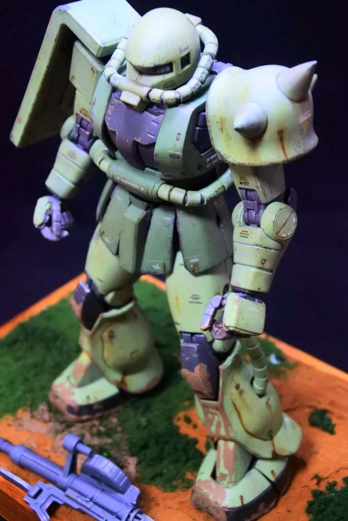 光で白飛びしちゃってますが全体像はこんな感じです。リアルタッチマーカーのみで全体を汚してエナメルでウェザリング少々、、、。最後に水性のつや消し拭いて終わりです。台座的なものを当初作るつもりは無かったのですが、なんとなく作りました！地面に合わせてウェザリングスティックで脚部をチョチョイと汚しました。