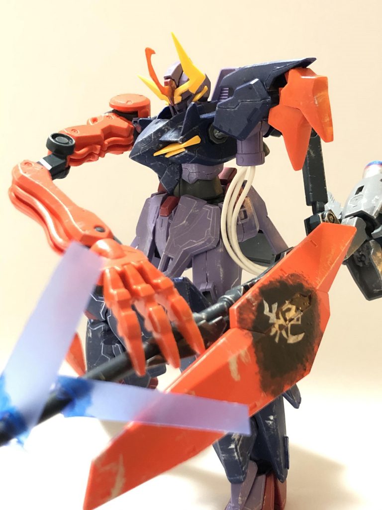 それは小さいガンプラだった。出現した直後から破損しており、エルドラアーミーで十分倒せるように見えた。マサキは先行したヒトツメ3機分のカメラを表示させて様子を見た。小さいガンプラは3機のエルドラアーミーに臆することなく戦っていたが、動きに精彩がない。（時間の問題か）そのとき、小さいガンプラの後方から航空支援機が現れた。青い戦闘機はビームを数発撃ってエルドラアーミーたちを牽制する。その隙に小さいガンプラは高く飛び上がった。「コアチェンジ！ドッキング、ゴー！」青い戦闘機がバラバラになり、それらのパーツが小さいガンプラに合体した。マサキのこめかみに痛みが走る。（なんだ？俺はこのガンプラを知っている？）間髪入れずアルスから通信が入る。「マサキ、そこから離れなさい」「何故だ。戦況は我らが有利で、俺が支援すればあのガンプラを倒せる」「少し様子を見ます。撤退を」「何のためにだ？」アラート音が鳴り響く。高エネルギー反応を感知。長距離ビーム兵器の可能性あり。回避。といった文字がモニターに次々と出現する。マサキが小さいガンプラに目を向けた時、いつの間にか持っていたロングライフルから強力なビーム粒子が発射された直後だった。咄嗟に操縦桿を横に倒すが、左腕を持っていかれる。「ぐぅっ？！」すぐに大きく後方へ跳ぶ。モニターにはエルドラアーミー3体のカメラがすべて砂嵐になっている。着地したゼルトザームは片膝をつく。「マサキ、撤退を」「分かっている！」マサキはモニターの向こうに見える青いガンプラ、いやガンダムを睨んだ。「次はこうはいかない」