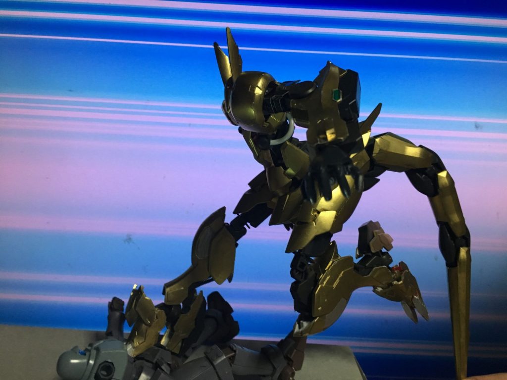 足の爪を利用したキック。