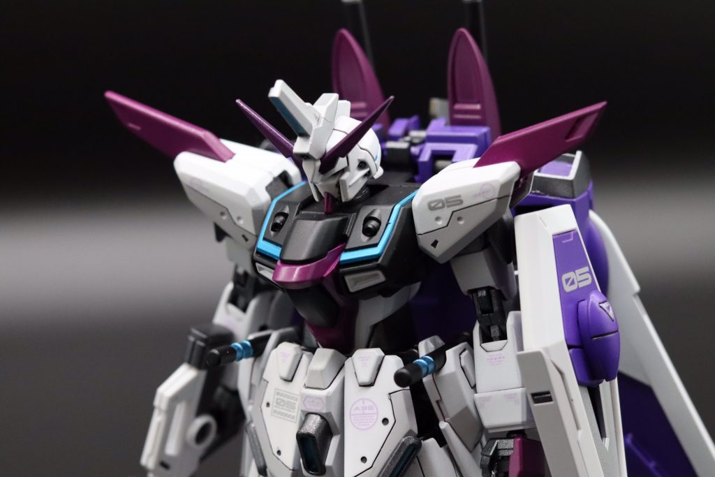 一応紫の水転写式デカールを貼ってます。目立ちませんが笑。    所々に貼っている「０5」という数字には深い意味がありまして…。嘘です、適当です。