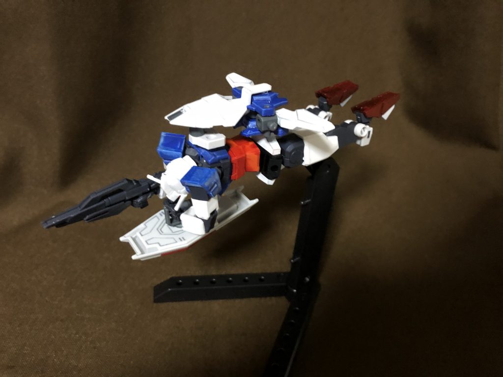 3機のユニットが合体し、『コアスプレンダーガンダム』航空形態に移行。余談ですが私はチェストフライヤーの独特な変形姿勢を見ると、中学生のころ机に突っ伏して寝たフリをしていた自分の暗黒時代を思い出してしまいますね。