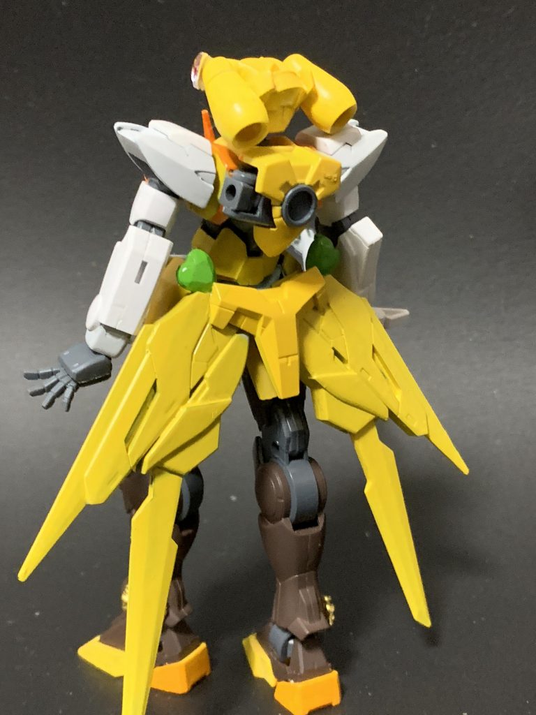 背面部はシアクアンタのまま。本来左肩に装備していたビット関連パーツが余ったので、背部スカートに張り合わせて元ネタのイメージの形にしています。