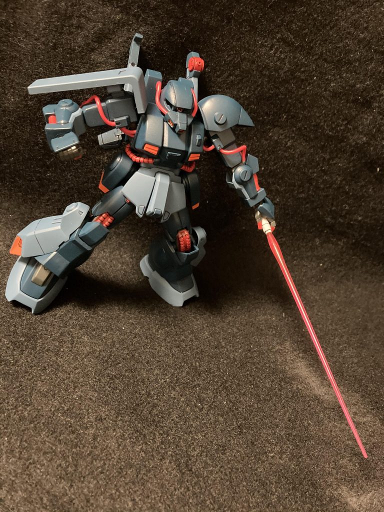 大型ビームサーベル通常の倍以上の出力のビーム刃を発振可能なビームサーベル．バックパックに一本装備され，白兵戦では相手をサーベルごと押し切る，という芸当も夢ではない装備である．