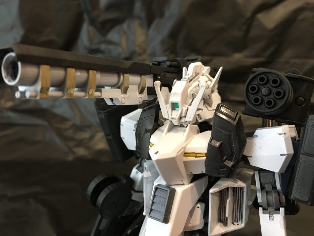 頭部マスクには多数のターゲットを同時攻撃することを想定し、マルチロックが可能な専用装備を用いている。