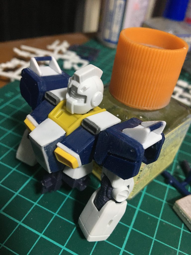 上半身の制作。陸ガンS型とは形状が似ているようで似ていない部分が多々あり、必要な部分にプラ板を貼りつけて形を作る方向で行きました👍後半になってから少し設定画と見比べて明らかに違うなと思った肩の一部を自作パーツから陸ガンS型のパーツを少し弄ったものに変えたり腕の関節部分を原作寄りに変えたりと結構後半での変更点が多くありました💦