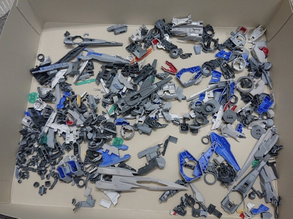 このパーツ量...。塗装途中で塗料が足りなくなるという事態もありました（笑）