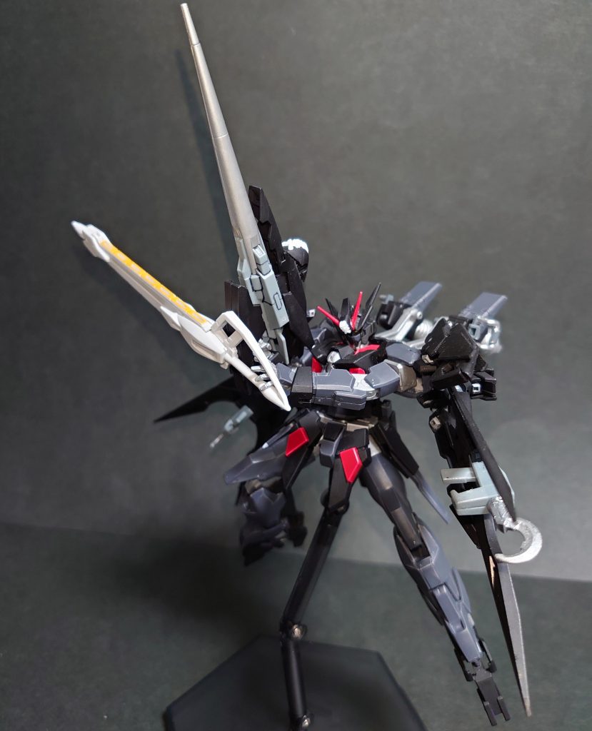 懸架したままソード形態に変形可能です。