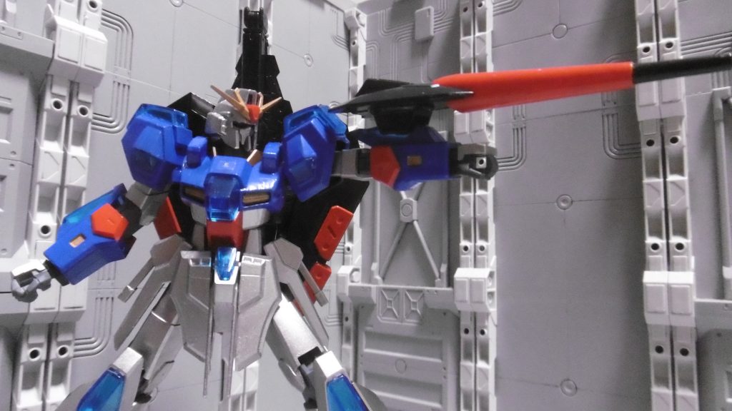 ビームライフルはシールド風の塗装にして左側のみに。ヘビーメタルのパワーランチャーみたいで好きなので残しました。