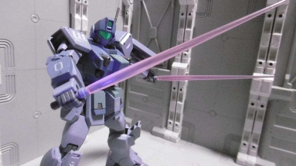 近接戦ではビームサーベルによる格闘。何の変哲も無い普通の武器。