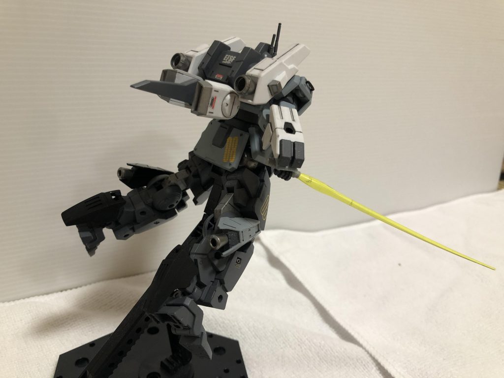 抜刀し飛びかかるイメージ