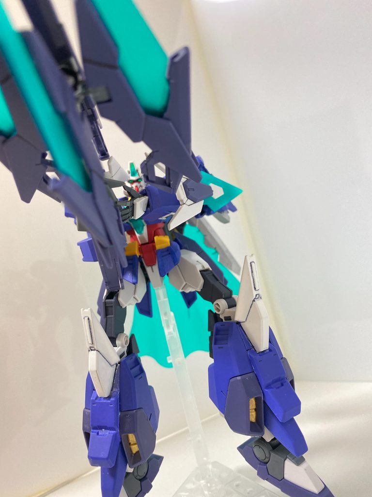 ビームライフルに両肩のファンネルを4枚装着しバスターライフルとしても使えるイメージで作ってみました