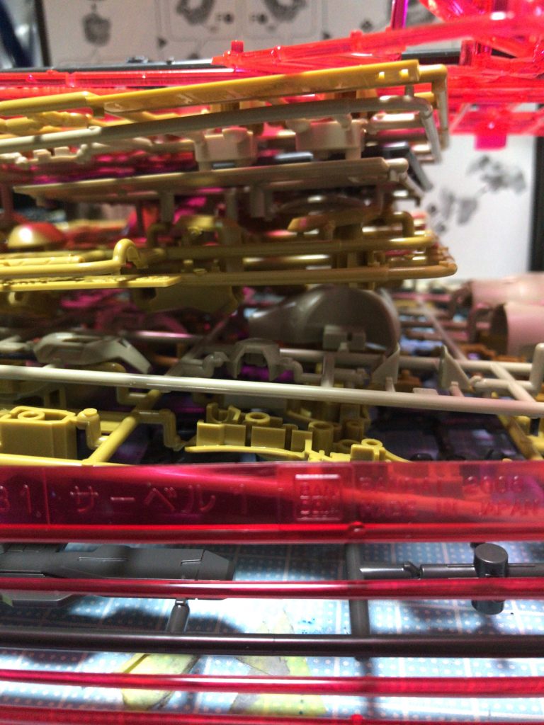 ランナーです。総数は11枚です。この他にもホイルシールが1枚、リード線が2本あります。機体各部のフォトン・バランサーはグレーとクリアピンクの二つが用意されており、どちらか、又は両方を組みあわせることができます。